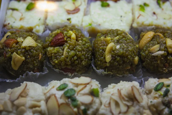 바라나시에서 신선한 달콤한 달콤한 인도 요리 — 스톡 사진
