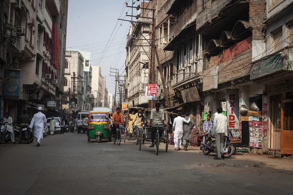 Varanasi, India - November 22, 2013. Drukke drukke straat in de stad Varanasi — Stockfoto