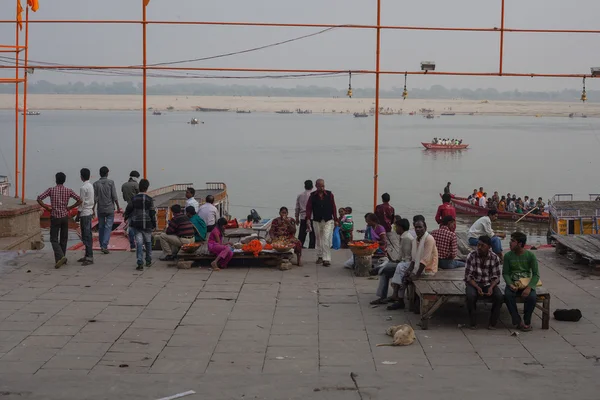 VARANASI, INDIA - NOVEMBER 22: people waiting for puja on the banks of Ganges river, in holy Varanasi, on November 22, 2012 in Varanasi, State of Uttar Pradesh, India — Stock Photo, Image