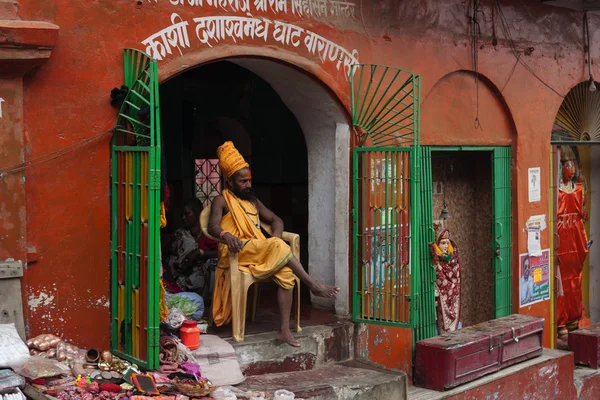 Varanasi, Indien - 22. November 2012: shaiva sadhu sucht Almosen am Ufer des Ganges, im heiligen Varanasi, am 22. November 2012 in varanasi, Bundesstaat uttar pradesh, Indien — Stockfoto