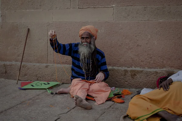 VARANASI, ÍNDIA - NOVEMBRO 22: Shaiva sadhu buscando esmolas nas margens do rio Ganges, no sagrado Varanasi, em 22 de novembro de 2012 em Varanasi, estado de Uttar Pradesh, Índia — Fotografia de Stock