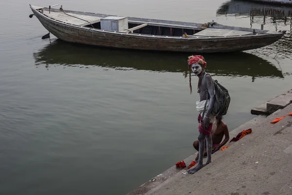 VARANASI, INDIA - NOVEMBER 22, 2012 : An unidentified sadhu walks  on the ghat along the Ganges in Varanasi, India. Tourism has drawn many alleged fake sadhus to Varanasi — Stock Photo, Image