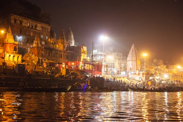 VARANASI, INDIA - 25 NOVEMBRE: persone indù che guardano il rituale religioso del Ganga Aarti (puja di fuoco) dall'acqua vicino a Dashashwamedh Ghat il 25 novembre 2012 a Varanasi, Uttar Pradesh, India Centrale — Foto Stock