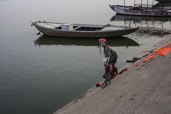 Varanasi, Hindistan - 22 Kasım 2012: Tanımlanamayan bir sadhu ghat Hindistan'da Varanasi, Ganj boyunca yürür. Turizm Varanasi için birçok iddia edilen sahte sadhus çekti — Stok fotoğraf