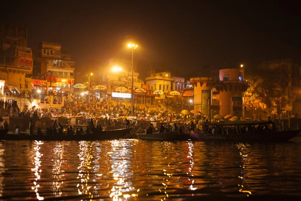 バラナシ、インド - 11 月 25 日: ヒンドゥー人を見て宗教ガンガ aarti 儀式 (ファイヤープジャ) dashashwamedh ガートの近くに水から 2012 年 11 月 25 日に中央インド、ウッタル ・ プラデーシュ州、バラナシ — ストック写真