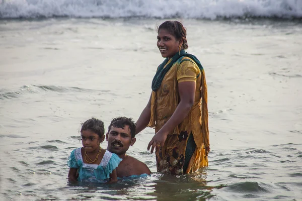 VARKALA, KERALA, INDIA - DECEMBER 15 , 2012: Unidentified Hindu family do holy bathe at the sacred confluence on  Papanasam beach — Stock Photo, Image