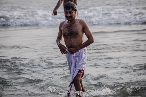 バルカラ (インド) 2012 年 12 月 15 日: インドの巡礼者 Papanasam のビーチで。これは神聖な場所です。巡礼者はビーチの聖なる水の神聖なすくいを取るためここに来る. — ストック写真
