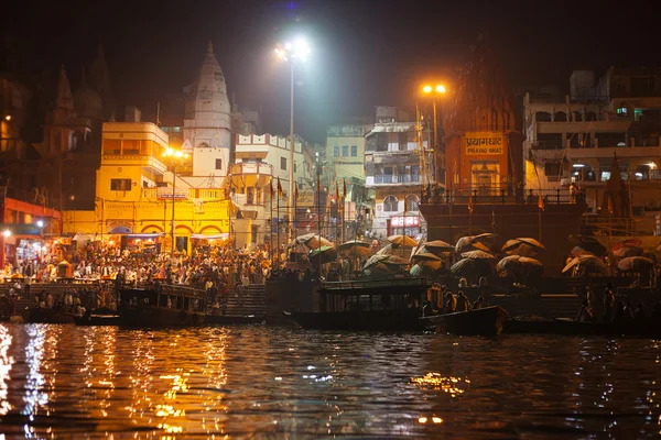 VARANASI, INDIA - 25 NOVEMBRE: persone indù che guardano il rituale religioso del Ganga Aarti (puja di fuoco) dall'acqua vicino a Dashashwamedh Ghat il 25 novembre 2012 a Varanasi, Uttar Pradesh, India Centrale — Foto Stock