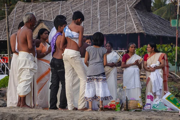 Varkala, Indie - 15 grudzień 2012: Indian pielgrzymów na plaży Papanasam. Jest to święte miejsce. Pielgrzymi przyjeżdżają tutaj, aby wziąć Świętej kąpieli w wodach Świętego plaży. — Zdjęcie stockowe
