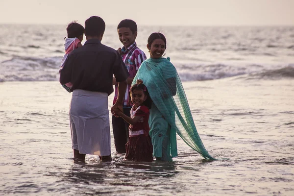 瓦卡拉、 印度喀拉拉邦-2012 年 12 月 15 日 ︰ 不明印度教家庭做圣洁沐浴 Papanasam 海滩上神圣的交汇处 — 图库照片