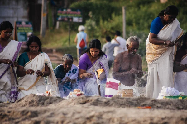 Varkala, Indien - 15 Dec 2012: Indiska pilgrimer på Papanasam beach. Detta är en helig plats. Vallfärdar hit för att ta ett heligt dopp i det heliga vattnen i stranden. — Stockfoto