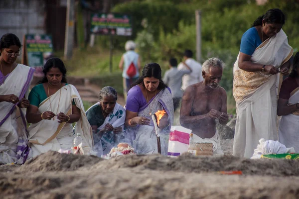 VARKALA, ÍNDIA - DEC 15, 2012: Peregrinos indianos na praia de Papanasam. Este é um lugar sagrado. Peregrinos vêm aqui para dar um mergulho sagrado nas águas sagradas da praia . — Fotografia de Stock