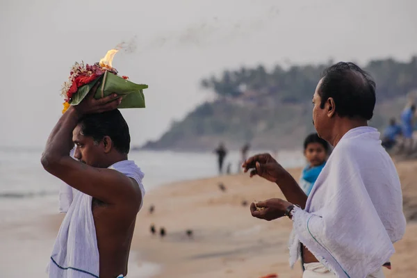 瓦卡拉、 印度-2012 年 12 月 15 日 ︰ 朝圣者步行到海中，提供礼拜。这是一个神圣的地方。朝圣者来这里圣洁蘸取圣水的海滩. — 图库照片