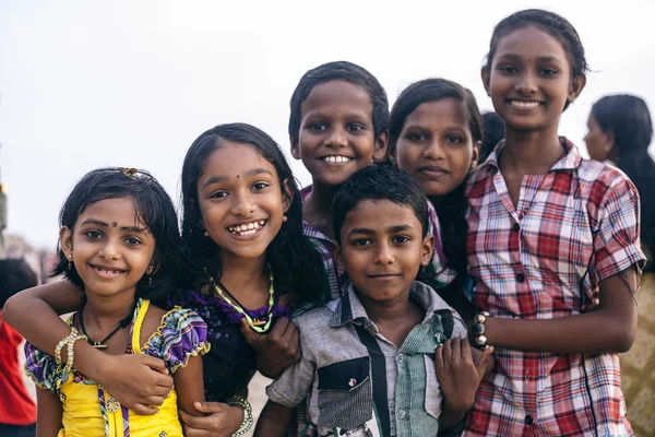 VARKALA, KERALA, INDIA - DECEMBER 15, 2012:  Portrait smiling indian children on Varkala during puja ceremony on holy place - on the Papanasam beach — Stock Photo, Image