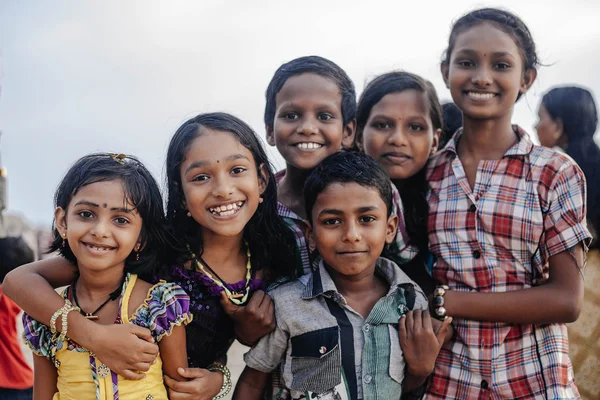 VARKALA, KERALA, INDIA - DECEMBER 15, 2012:  Portrait smiling indian children on Varkala during puja ceremony on holy place - on the Papanasam beach — Stock Photo, Image