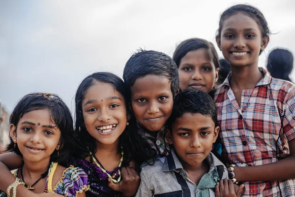 VARKALA, KERALA, INDIA - DECEMBER 15, 2012:  Portrait smiling indian children on Varkala during puja ceremony on holy place - on the Papanasam beach — Stock Photo, Image