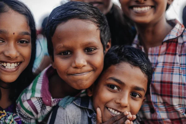 Varkala, Kerala, Indie - 15. prosince 2012: Portrét úsměvem indické děti v Varkala během ceremonie puja na svatém místě - na Papanasam beach — Stock fotografie