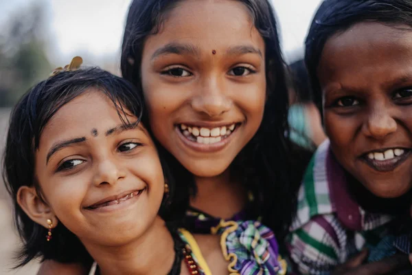 VARKALA, KERALA, INDIA - DECEMBER 15, 2012:  Portrait smiling indian children on Varkala during puja ceremony on holy place - on the Papanasam beach — Stock Photo, Image