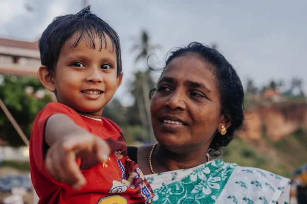 Varkala, Kerala, Indie - 15. prosince 2012: portrét indické matka s dítětem v Varkala během ceremonie puja na svatém místě - na Papanasam beach — Stock fotografie