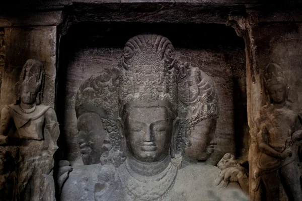 ELEPHANTA ISLAND about MUMBAI (BOMBAY), MAHARASHTRA STATE, INDIA FEBRAURY 20, 2013: Hindu Temple, Elephanta Island caves. Unesco. — Stock Photo, Image
