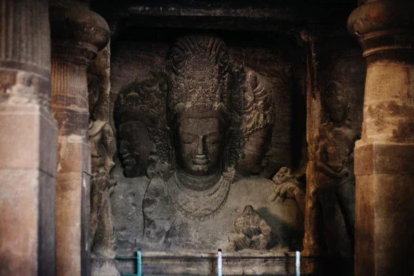 ELEPHANTA ISLAND about MUMBAI (BOMBAY), MAHARASHTRA STATE, INDIA FEBRAURY 20, 2013: Hindu Temple, Elephanta Island caves. Unesco. — Stock Photo, Image