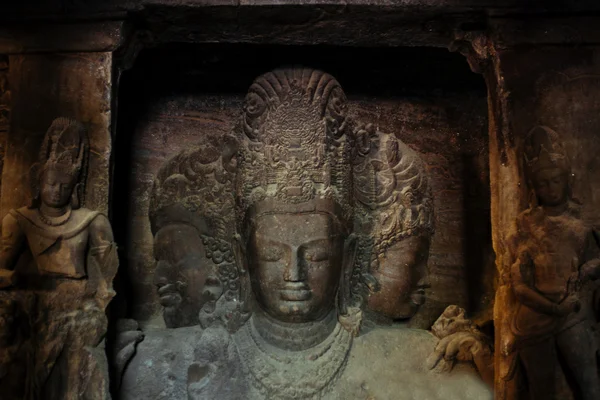 ELEPHANTA ISLAND about MUMBAI (BOMBAY), MAHARASHTRA STATE, INDIA FEBRAURY 20, 2013: Hindu Temple, Elephanta Island caves. Unesco. — Stock Photo, Image