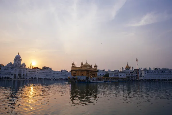 सूर्यास्त में स्वर्ण मंदिर, अमृतसर भारत — स्टॉक फ़ोटो, इमेज