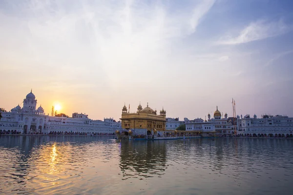 Goldener Tempel bei Sonnenuntergang, amritsar - Indien — Stockfoto