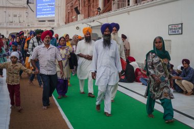 Amritsar, Hindistan - 28 Kasım 2013: Tanımlanamayan Sihler ve Hint insanlar altın tapınak içinde Amritsar, Pencap, Hindistan 28 Kasım 2013 tarihinde ziyaret etti. Sih hacılar Hindistan her yerinde seyahat