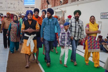 Amritsar, Hindistan - 28 Kasım 2013: Tanımlanamayan Sihler ve Hint insanlar altın tapınak içinde Amritsar, Pencap, Hindistan 28 Kasım 2013 tarihinde ziyaret etti. Sih hacılar Hindistan her yerinde seyahat