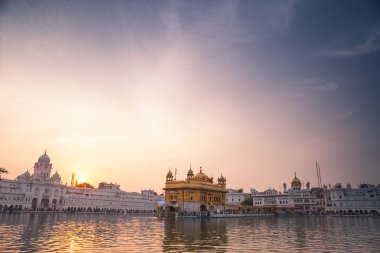 Amritsar, Hindistan - 28 Kasım 2013: Altın tapınak Sri Harmandir Sahib Gurdwara Amritsar, Pencap, Hindistan. Altın tapınak ana Tapınağı ve en kutsal Sihizm Gurdwara din.