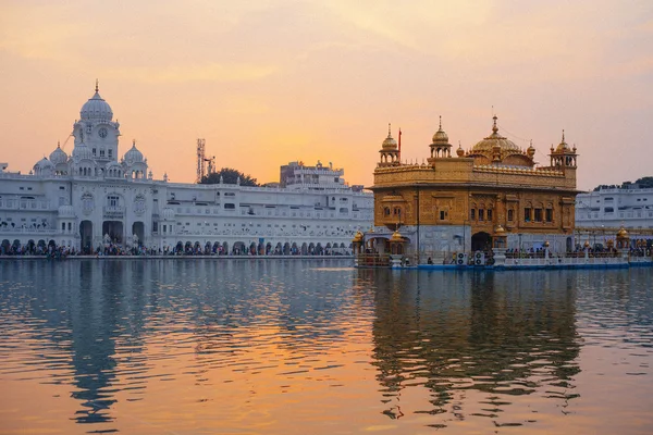 Goldener Tempel bei Sonnenuntergang, amritsar - Indien — Stockfoto