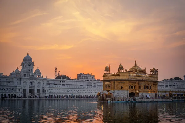 Goldener Tempel bei Sonnenuntergang, amritsar - Indien — Stockfoto