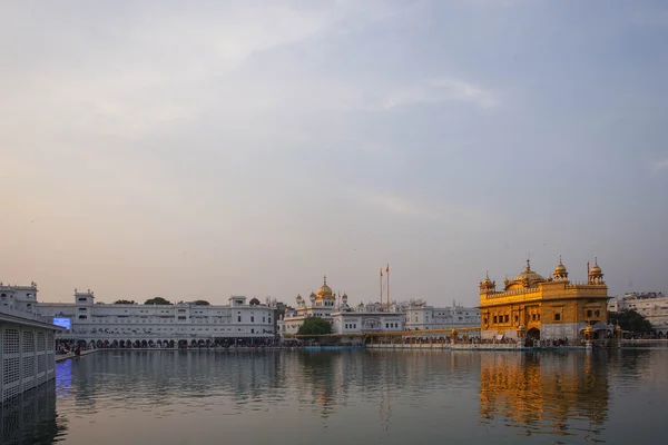 AMRITSAR, INDIA - NOVEMBER 28, 2013: Golden Temple Sri Harmandir Sahib Gurdwara in Amritsar, Punjab, India. Golden Temple is the main temple and holiest Gurdwara of Sikhism religion — Stock Photo, Image