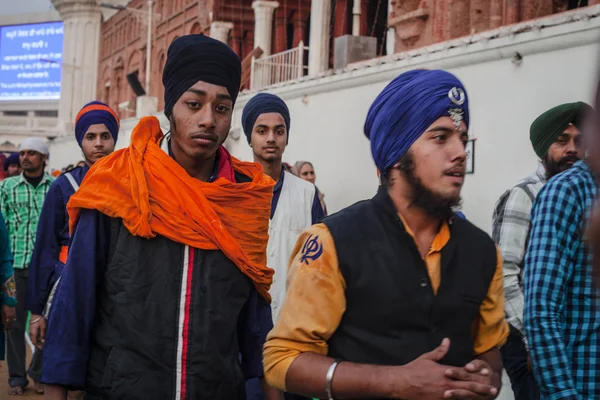 Amritsar, Indien - den 28 November, 2013: Oidentifierade Sikhs och indiska folket besöker det gyllene templet i Amritsar, Punjab, Indien den 28 November, 2013. Sikhiska pilgrims resa från hela Indien — Stockfoto