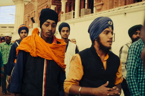 AMRITSAR, INDIA - NOVEMBER 28, 2013: Unidentified Sikhs and indian people visiting the Golden Temple in Amritsar, Punjab, India on November 28, 2013. Sikh pilgrims travel from all over India — Stock Photo, Image