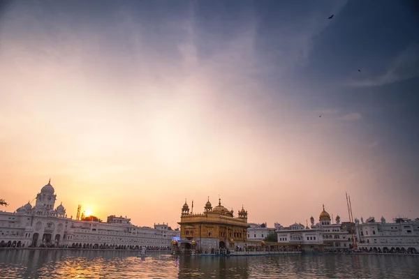 Amritsar, Indien - 28. November 2013: Goldener Tempel sri harmandir sahib gurdwara in amritsar, Punjab, Indien. Goldener Tempel ist der Haupttempel und heiligste Gurdwara der sikhism Religion — Stockfoto