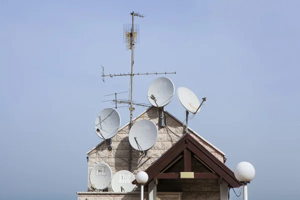 Toit des maisons avec antenne à Haïfa, Israël — Photo