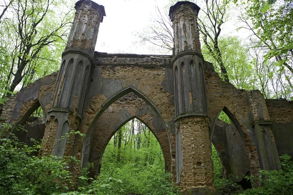 Parede de pedra gótica antiga com arcos e colunas — Fotografia de Stock