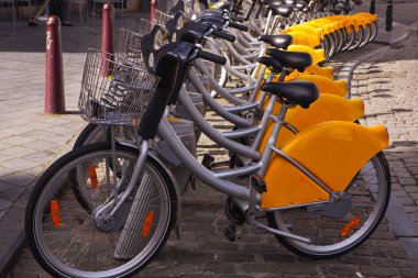 Brüksel, sokakta Kiralık bisikletler için park.