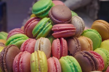 geleneksel Fransız renkli macarons pazarında