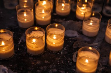 Şeffaf avizeler kilise mum