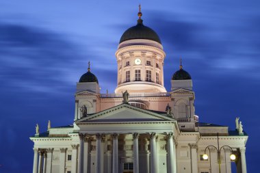Helsinki Katedrali Helsinki şehir merkezinde bir Senato Meydanı yer alır.
