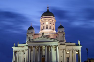 Helsinki Katedrali Helsinki şehir merkezinde bir Senato Meydanı yer alır