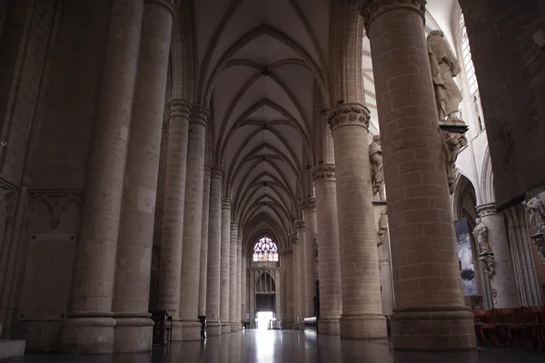 Intérieur de la cathédrale St. Michael et St. Gudula Église catholique romaine sur la colline Treurenberg à Bruxelles, Belgique . — Photo