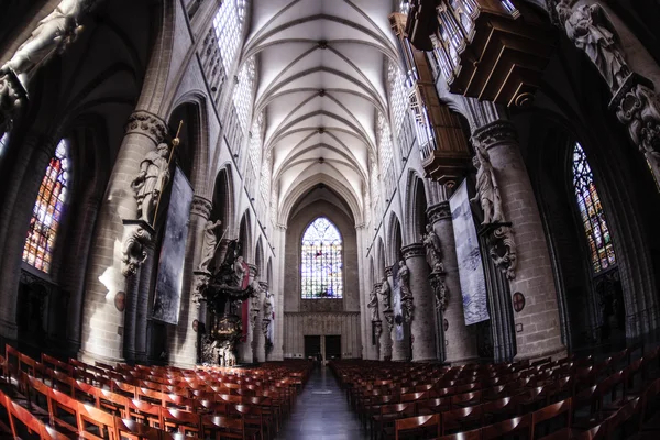 Інтер'єр Святого Михайла та Брюссельський собор - римсько-католицької церкви на Treurenberg пагорбі в Брюсселі, Бельгія. — стокове фото