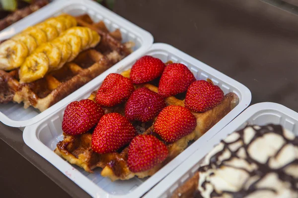 Traditional Belgian waffles ready to eat on plates selling at co — Stock Photo, Image