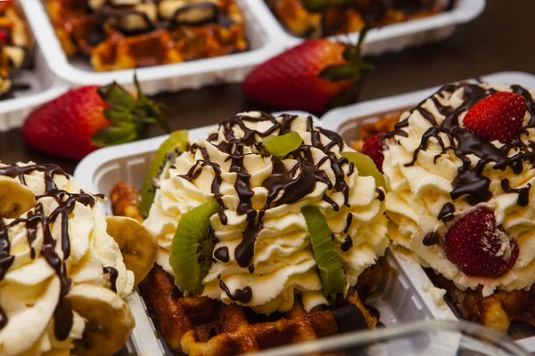 Waffles belgas tradicionais prontos para comer em pratos que vendem na padaria de canto — Fotografia de Stock