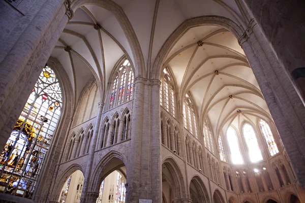 Interior da Catedral de São Miguel e Santa Gudula - Igreja Católica Romana no monte Treurenberg, em Bruxelas, Bélgica . — Fotografia de Stock