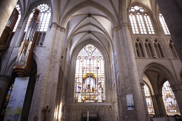 Interior da Catedral de São Miguel e Santa Gudula - Igreja Católica Romana no monte Treurenberg, em Bruxelas, Bélgica . — Fotografia de Stock